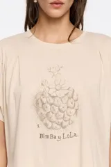 Camiseta negra de corte boxy y escote redondo, con manga corta y logo estampado en el frente.