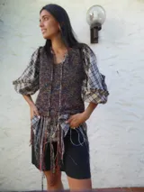 Top tejido al crochet color rojo con flecos.