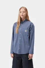 Camisa de manga larga Carhartt WIP modelo Groff, de corte regular y confeccionada en popelina de algodón ligera con estampado de cuadros. Cuenta con cierre frontal de botones, cuello con botones y un bolsillo aplicado en el pecho con etiqueta cuadrada tejida de la marca.