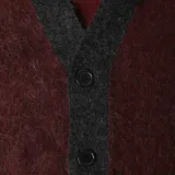 Cárdigan de punto color borgoña con ribetes en gris oscuro, cierre abotonado y bolsillos frontales.