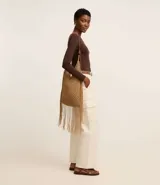 Blusa de algodón color negro, de corte ajustado, con cuello redondo y mangas largas.