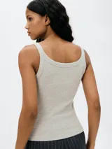 Musculosa de tejido acanalado gris, con escote redondo y corte ajustado al cuerpo.