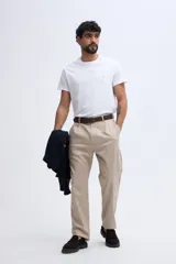 Pantalón de corte recto color beige con pinzas en la cintura y trabillas para cinturón.