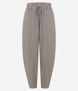 Pantalón carrot de viscolino color marrón, de corte amplio en la cadera y ajustado hacia los tobillos. Cuenta con cintura elástica en la parte posterior, lazo frontal para ajuste y caída liviana.