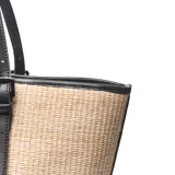 Cartera tipo tote de diseño estructurado, confeccionada en material símil rafia con detalles y asas largas de cuero sintético negro.