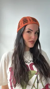 Gorro de crochet calado color terracota.
