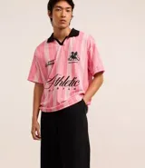 Pantalón baggy de jean azul, con bolsillos delanteros tipo cuchillo y bolsillos traseros.