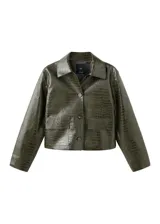 Chaqueta verde oscuro de poliuretano con acabado efecto cocodrilo, corte recto, bolsillos con solapa en el frente y cierre de botones.