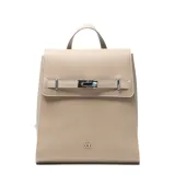 Mochila de diseño estructurado en color taupe, confeccionada en material símil cuero con textura granulada. Presenta una solapa frontal con cierre metálico tipo torniquete y una correa decorativa horizontal. Incluye asa superior y logo de la marca grabado en la parte inferior.