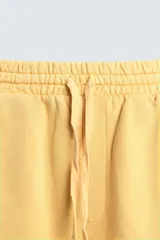 Bermuda de algodón gris con efecto lavado, corte relajado, cintura elástica ajustable con cordón y bolsillos laterales y trasero de vivo.