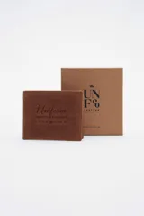 Billetera marrón de cuero con logo de la marca grabado en bajo relieve.