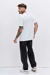 Remera de algodón color azul marino, de corte clásico y cuello redondo, con un pequeño logo bordado en el pecho.