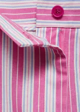 Falda midi de corte recto con estampado de rayas verticales en tonos rosa, blanco y azul. Presenta una abertura frontal, cierre con cremallera y botón, bolsillos laterales y bolsillos de ribete en la parte posterior.