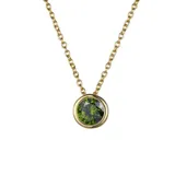 Collar de cadena fina con dije de punto de luz circular que contiene una circonita verde engastada en acero quirúrgico con baño de oro.