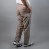 Pantalón de lino color beige, de corte recto, con cierre de botón y cremallera, y bolsillos laterales.
