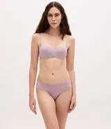 Kit de dos bombachas modelo bikini confeccionadas en microfibra, con cintura ancha y acabado bonded. Presentan un diseño liso y minimalista, con forro de algodón.