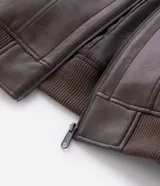 Campera de poliuretano con acabado lavado, diseño de corte regular, cuello camisero, cierre frontal, puños y cintura con rib elástico.