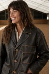 Blazer de cuero vacuno en color negro con efecto envejecido. Presenta una silueta relajada, cuello con solapas, cierre frontal con botones grandes y bolsillos utilitarios con solapa en el frente.