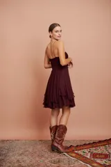 Vestido corto color vino de seda con escote corazón, breteles finos y falda con volados.