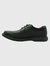 Zapato de vestir para hombre con cordones, confeccionado en cuero vacuno con textura granulada. Presenta punta redonda, suela de goma EVA flexible y diseño ergonómico para mayor confort.