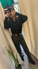 Pantalón gris de cuero sintético con corte recto y tiro alto.