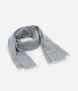 Pañuelo femenino de color gris, con diseño liso y acabado de mini flecos en los extremos.