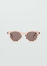 Gafas de sol con diseño redondo y montura de pasta en tono rosado traslúcido. Cuentan con cristales oscuros con protección UV categoría 3.