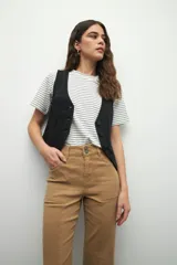 Pantalón ancho de tiro alto, color negro, con pretina y doble botón metalizado.