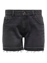 Shorts de denim color negro gastado, tiro medio, con bolsillos y dobladillo desmechado con flecos.