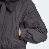 Campera Adidas Ruched Bomber color negro con cierre frontal, capucha con lazo y mangas largas con puños elásticos.