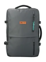 Mochila multifuncional RKF color gris, confeccionada en poliéster reciclado repelente al agua. Cuenta con tres compartimentos independientes con cierre, espacio para laptop de 15 pulgadas, triple bolsillo frontal, mango lateral para uso como maletín, correas ajustables, almohadillas en la espalda y pasador para maleta.