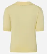 Blusa negra de punto con cuello polo, escote en V y mangas cortas. Detalle de mini perlas aplicadas en el cuello.