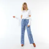 Pantalón de corte recto y holgado, confeccionado en lino azul con estampado de flores lineales en color blanco. Presenta cintura elástica con cordón de ajuste y bolsillos laterales.