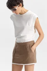 Top tipo musculosa de color blanco con cuello a la base y detalle estructurado en las sisas.