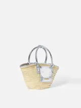 Canasto tejido a mano en fibra vegetal de Jacquemus, modelo Le Petit Panier Soli, con detalles, asas cortas y bolsillo frontal de cuero con acabado metalizado plateado, y logo grabado en letras doradas.