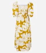 Vestido midi de tricolina con estampado floral en tonos amarillo y blanco. Tiene escote cuadrado, mangas abullonadas cortas, lastex en la espalda y recorte fruncido en la cintura.