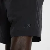 Short New Balance modelo Athletics 7", color negro, confeccionado en tejido elástico con tecnología NB DRY que absorbe la humedad. Cuenta con cintura elástica, bolsillos laterales y el logo tonal Flying NB.