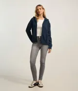 Pantalón skinny de jeans gris con cintura alta, bolsillos delanteros y traseros, cierre con botón y cremallera.
