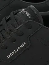 Championes urbanos de diseño moderno, confeccionados con capellada de poliuretano que imita la textura de la gamuza. Presentan cordones al tono, interior de malla de poliéster y suela de goma resistente.