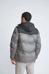 Campera puffer para hombre, color negro con canesú gris, capucha desmontable, cierre frontal con cremallera, bolsillos laterales con cierre y logo de la marca en el pecho.