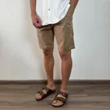 Bermuda de gabardina color marrón claro, corte recto, con bolsillos laterales y traseros.