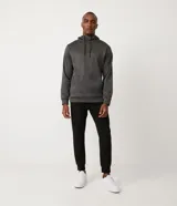 Pantalón deportivo masculino liso color negro, con ajuste elástico en la cintura y bolsillos laterales.