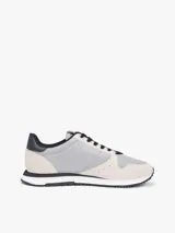 Zapatillas runner Tommy Jeans Eva de estilo urbano, confeccionadas con una combinación de textil, cuero y material sintético en tonos gris, beige y negro. Cuentan con cordones negros, suela bicolor y detalles de la marca.
