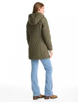 Campera capitoneada de corte clásico, con cuello alto, capucha desmontable y cierre frontal con broches a presión dorados. Presenta cordón de ajuste en la cintura con terminales metálicas y bolsillos frontales con broche.