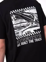 Remera de manga corta y cuello redondo, color negro, con logo de la marca estampado en el pecho y diseño gráfico en la espalda.