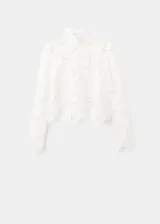 Blusa de encaje blanco con diseño floral, cuello alto y mangas largas con hombreras. Presenta un corte ajustado y acabado delicado.