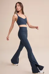 Calza deportiva acampanada color azul marino, tiro alto, con aberturas laterales en el ruedo y bolsillo interno en la cintura.