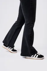 Pantalón de jean negro de tiro alto con corte oxford y botamanga acampanada.