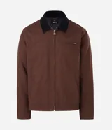 Campera masculina modelo trucker confeccionada en sarga de algodón. Presenta cuello de terciopelo en contraste, cierre frontal con cremallera, manga larga y bolsillo con cremallera en el pecho.