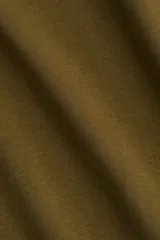 Remera de manga corta color verde oliva, confeccionada en punto de algodón elástico, con cuello redondo fino ribeteado y corte entallado.